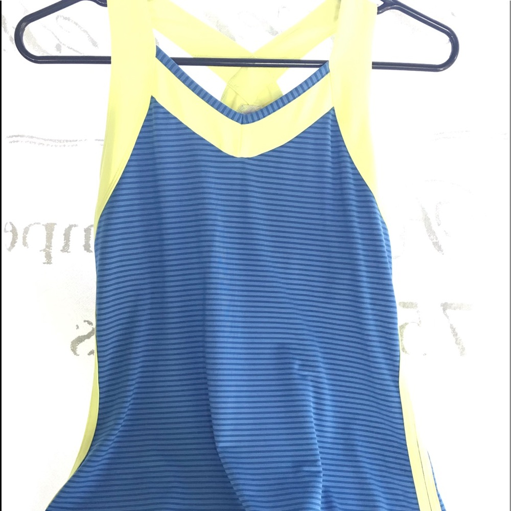 Saucony workout top